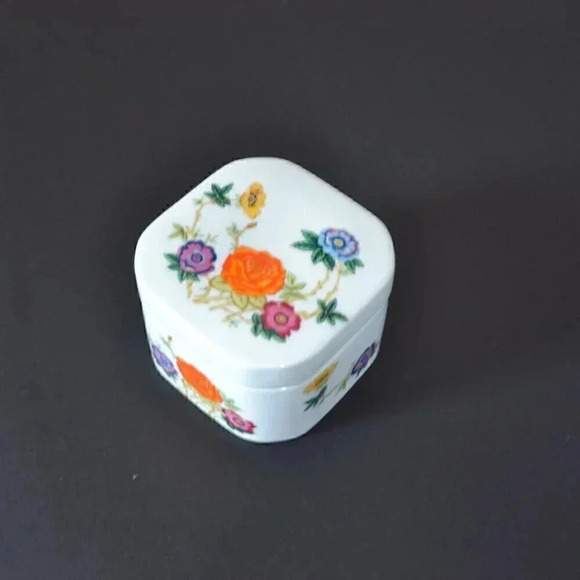 Cannister  with flower pattern - Picture 1 of 5